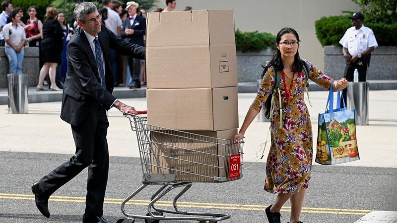 Seorang pria memeluk seorang wanita yang menangis saat acara pelepasan para pekerja Departemen Luar Negeri AS di Washington, D.C., AS, 11 Juli 2025. REUTERS/Annabelle Gordon