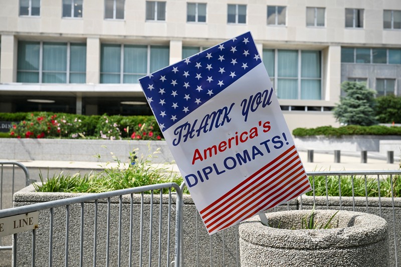 USA-TRUMP/STATEDEPT Seorang pria memeluk seorang wanita yang menangis saat acara pelepasan para pekerja Departemen Luar Negeri AS di Washington, D.C., AS, 11 Juli 2025. REUTERS/Annabelle Gordon
