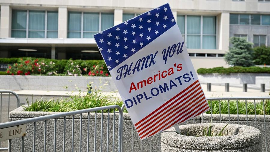 USA-TRUMP/STATEDEPT Seorang pria memeluk seorang wanita yang menangis saat acara pelepasan para pekerja Departemen Luar Negeri AS di Washington, D.C., AS, 11 Juli 2025. REUTERS/Annabelle Gordon