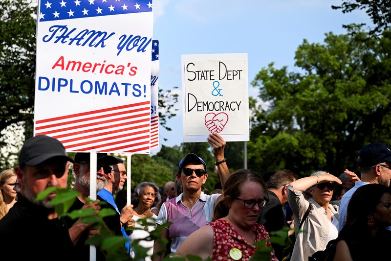 USA-TRUMP/STATEDEPT Seorang pria memeluk seorang wanita yang menangis saat acara pelepasan para pekerja Departemen Luar Negeri AS di Washington, D.C., AS, 11 Juli 2025. REUTERS/Annabelle Gordon