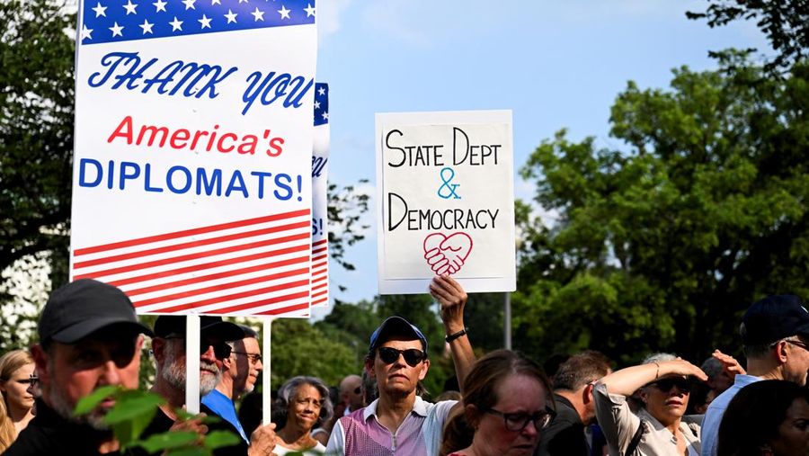 Seorang pria memeluk seorang wanita yang menangis saat acara pelepasan para pekerja Departemen Luar Negeri AS di Washington, D.C., AS, 11 Juli 2025. REUTERS/Annabelle Gordon