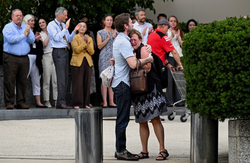 USA-TRUMP/STATEDEPT Seorang pria memeluk seorang wanita yang menangis saat acara pelepasan para pekerja Departemen Luar Negeri AS di Washington, D.C., AS, 11 Juli 2025. REUTERS/Annabelle Gordon
