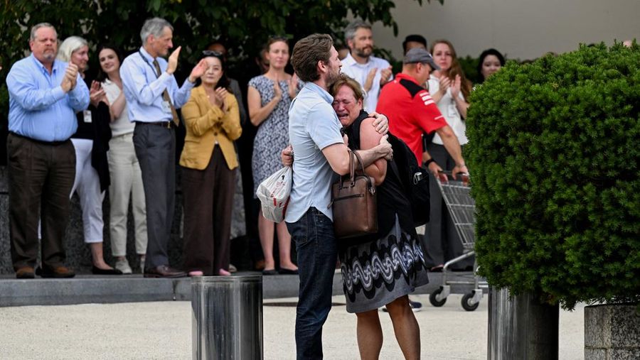 Seorang pria memeluk seorang wanita yang menangis saat acara pelepasan para pekerja Departemen Luar Negeri AS di Washington, D.C., AS, 11 Juli 2025. REUTERS/Annabelle Gordon