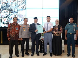 Pesan Khusus Walkot Eri untuk Arka, Paskibraka Nasional Asal Surabaya