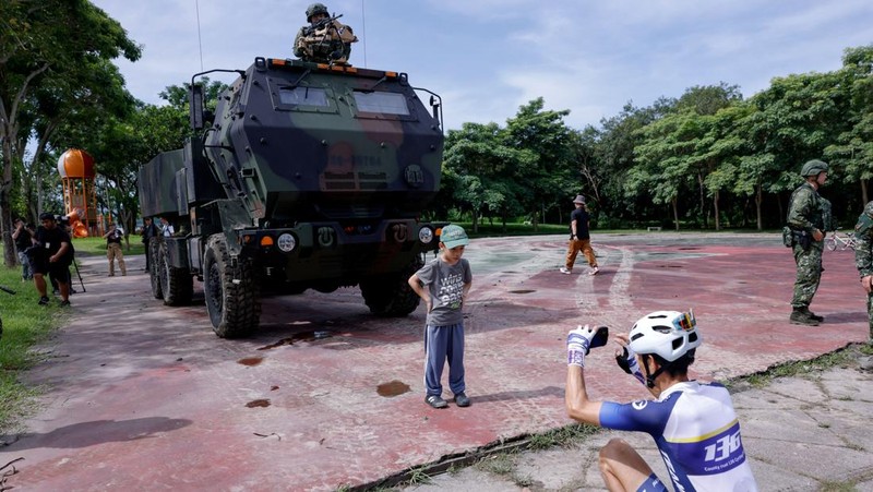 A High Mobility Artillery Rocket System (HIMARS) is on display at a park during Taiwan's annual Han Kuang military exercise in Taichung.  REUTERS/Ann Wang