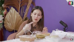 Ayu Ting Ting Cicip Makanan Afrika, Ada Fufu hingga Okro