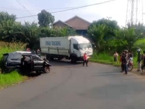 Innova Adu Kambing dengan Truk Cargo di Musi Rawas, Sopir Minibus Luka Parah