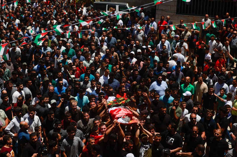 ISRAEL-PALESTINIANS/WEST BANK-USA-FUNERAL Orang-orang membawa jenazah Sayfollah Kamel Musallet, seorang pria Palestina-Amerika yang dipukuli hingga tewas oleh para pemukim, menurut Kementerian Kesehatan Palestina, dalam pemakamannya di dekat Ramallah, di Tepi Barat yang diduduki Israel, 13 Juli 2025. REUTERS/Ammar Awad