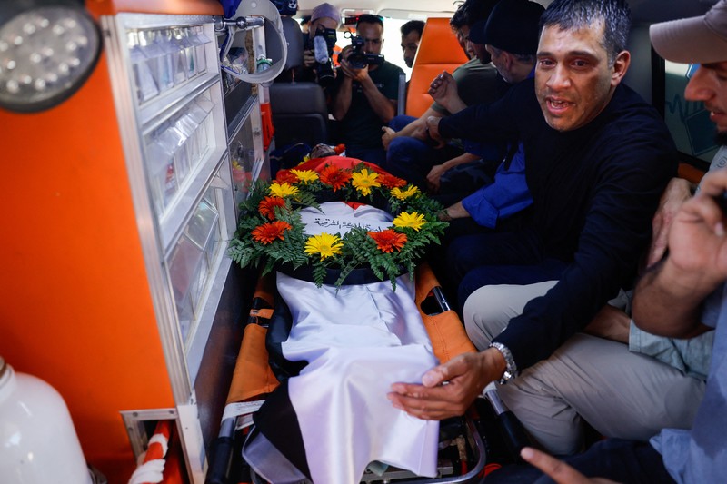 ISRAEL-PALESTINIANS/WEST BANK-USA-FUNERAL Orang-orang membawa jenazah Sayfollah Kamel Musallet, seorang pria Palestina-Amerika yang dipukuli hingga tewas oleh para pemukim, menurut Kementerian Kesehatan Palestina, dalam pemakamannya di dekat Ramallah, di Tepi Barat yang diduduki Israel, 13 Juli 2025. REUTERS/Ammar Awad