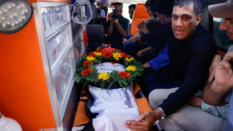 Orang-orang membawa jenazah Sayfollah Kamel Musallet, seorang pria Palestina-Amerika yang dipukuli hingga tewas oleh para pemukim, menurut Kementerian Kesehatan Palestina, dalam pemakamannya di dekat Ramallah, di Tepi Barat yang diduduki Israel, 13 Juli 2025. REUTERS/Ammar Awad