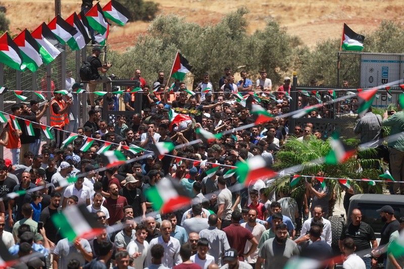 Orang-orang membawa jenazah Sayfollah Kamel Musallet, seorang pria Palestina-Amerika yang dipukuli hingga tewas oleh para pemukim, menurut Kementerian Kesehatan Palestina, dalam pemakamannya di dekat Ramallah, di Tepi Barat yang diduduki Israel, 13 Juli 2025. REUTERS/Ammar Awad