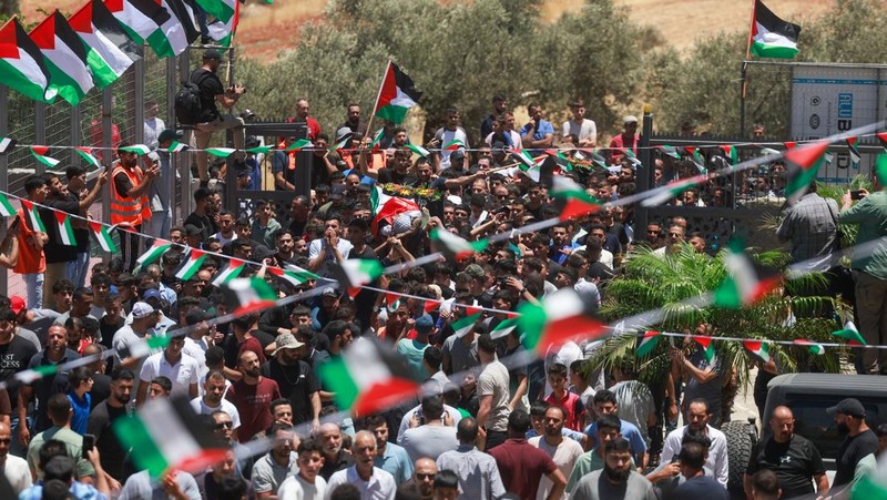 Orang-orang membawa jenazah Sayfollah Kamel Musallet, seorang pria Palestina-Amerika yang dipukuli hingga tewas oleh para pemukim, menurut Kementerian Kesehatan Palestina, dalam pemakamannya di dekat Ramallah, di Tepi Barat yang diduduki Israel, 13 Juli 2025. REUTERS/Ammar Awad