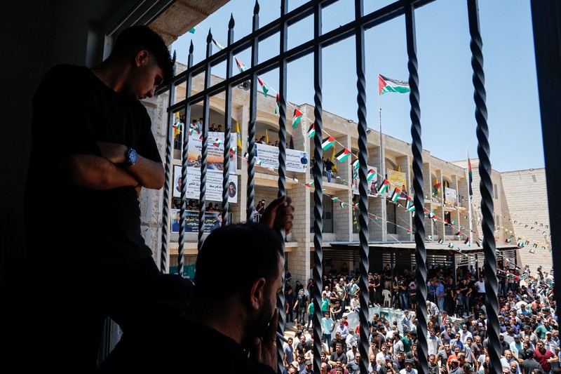 Orang-orang membawa jenazah Sayfollah Kamel Musallet, seorang pria Palestina-Amerika yang dipukuli hingga tewas oleh para pemukim, menurut Kementerian Kesehatan Palestina, dalam pemakamannya di dekat Ramallah, di Tepi Barat yang diduduki Israel, 13 Juli 2025. REUTERS/Ammar Awad
