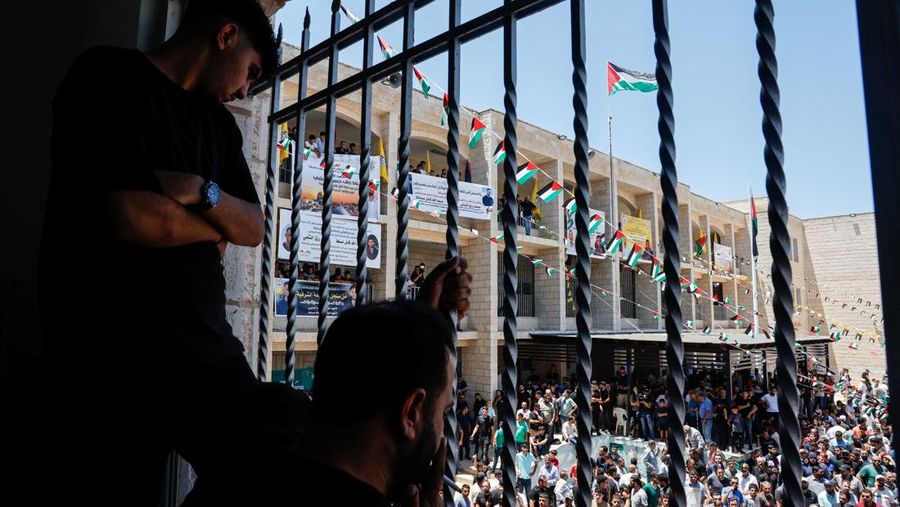 Orang-orang membawa jenazah Sayfollah Kamel Musallet, seorang pria Palestina-Amerika yang dipukuli hingga tewas oleh para pemukim, menurut Kementerian Kesehatan Palestina, dalam pemakamannya di dekat Ramallah, di Tepi Barat yang diduduki Israel, 13 Juli 2025. REUTERS/Ammar Awad