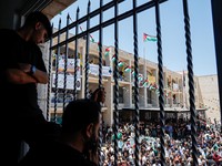 Orang-orang menghadiri pemakaman Sayfollah Kamel Musallet, seorang pria Palestina-Amerika yang dipukuli hingga tewas oleh pemukim, dan Mohammad Al-Shalabi, seorang pria yang ditembak mati oleh pasukan Israel, menurut Kementerian Kesehatan Palestina,