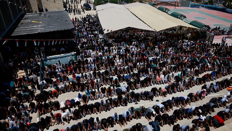 Orang-orang membawa jenazah Sayfollah Kamel Musallet, seorang pria Palestina-Amerika yang dipukuli hingga tewas oleh para pemukim, menurut Kementerian Kesehatan Palestina, dalam pemakamannya di dekat Ramallah, di Tepi Barat yang diduduki Israel, 13 Juli 2025. REUTERS/Ammar Awad