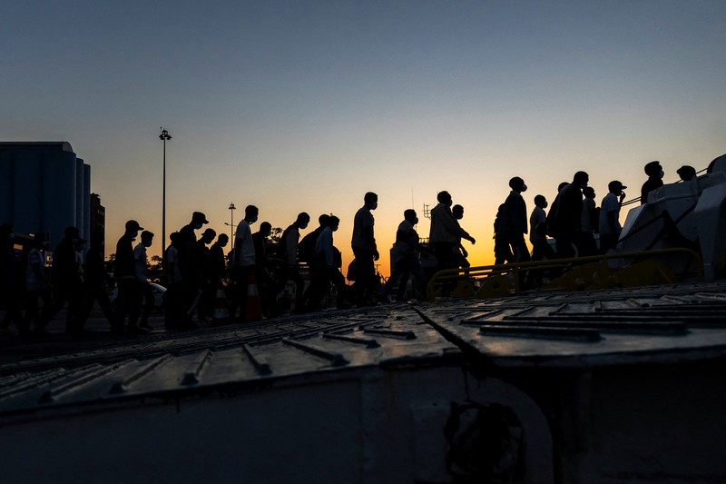 MIGRATION-GREECE/NORTH AFRICA A group of newly-arrived migrants board a ferry bound for Piraeus, mainland Greece, in Souda, on the island of Crete, Greece, July 11, 2025. REUTERS/Nicolas Economou