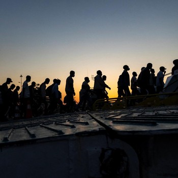 Kapal Berisi Imigran Tiba di Pulau Kreta Yunani, Wisatawan Panik