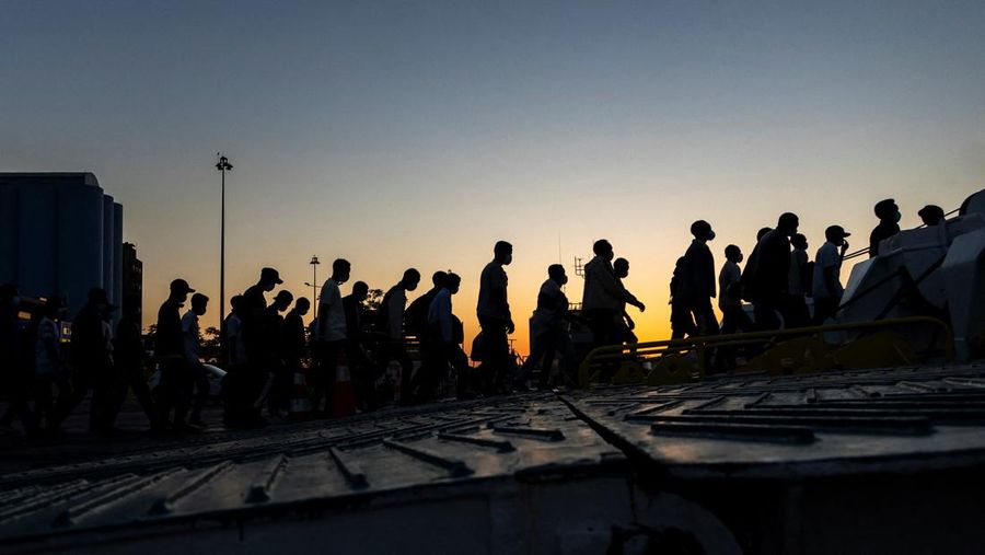 A group of newly-arrived migrants board a ferry bound for Piraeus, mainland Greece, in Souda, on the island of Crete, Greece, July 11, 2025. REUTERS/Nicolas Economou