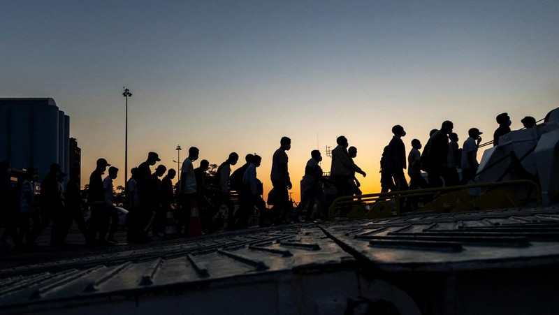 A group of newly-arrived migrants board a ferry bound for Piraeus, mainland Greece, in Souda, on the island of Crete, Greece, July 11, 2025. REUTERS/Nicolas Economou