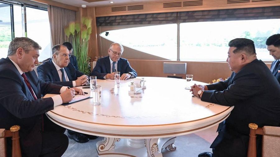 Pemimpin Korea Utara Kim Jong Un dan Menteri Luar Negeri Rusia Sergei Lavrov menghadiri pertemuan di Wonsan, Korea Utara, 12 Juli 2025. Kementerian Luar Negeri Rusia/Handout via REUTERS