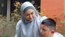 Oki Setiana Dewi dan Anak Pulang dari Mesir, Tancap Gas Liburan Bareng Ria Ricis