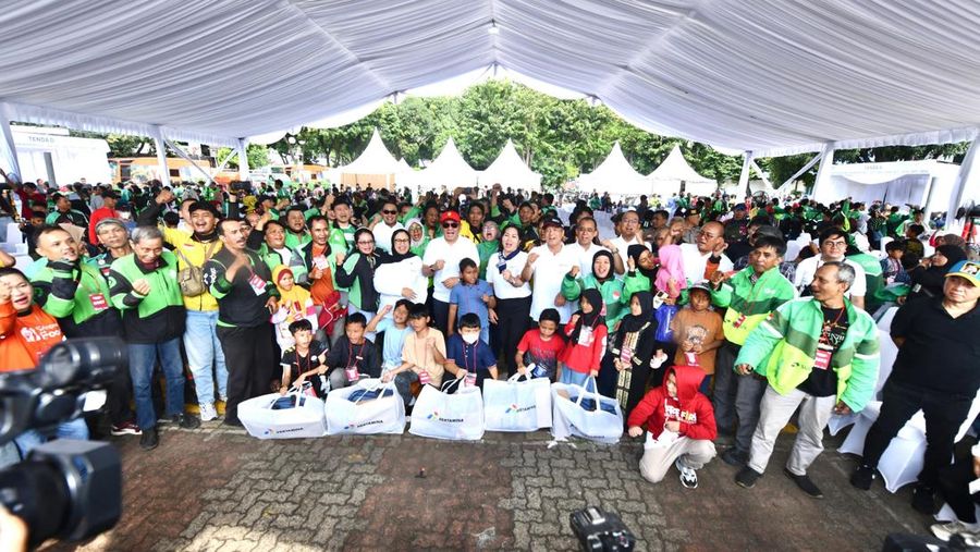 Seribu Seragam Sekolah Bersama Pertamina Untuk Para Anak Ojek