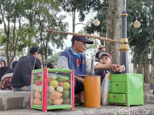 Ulekan Ujang Jarang Menari Kala Situ Bagendit Sepi
