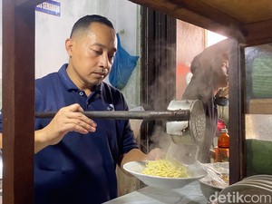Segarnya Mie Kopyok Pak Dhuwur, Kuliner Semarang yang Eksis Sejak 1970