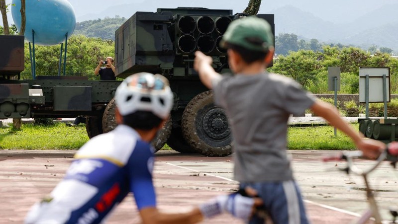 A High Mobility Artillery Rocket System (HIMARS) is on display at a park during Taiwan's annual Han Kuang military exercise in Taichung.  REUTERS/Ann Wang