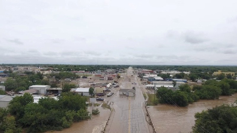 Pemandangan drone sebuah rumah yang tersapu banjir di sepanjang jalan setelah hujan deras yang mengakibatkan banjir bandang di sepanjang Sungai Concho di San Angelo, Texas, AS, 4 Juli 2025, dalam tangkapan layar yang diperoleh dari video media sosial. Patrick Keely/via REUTERS