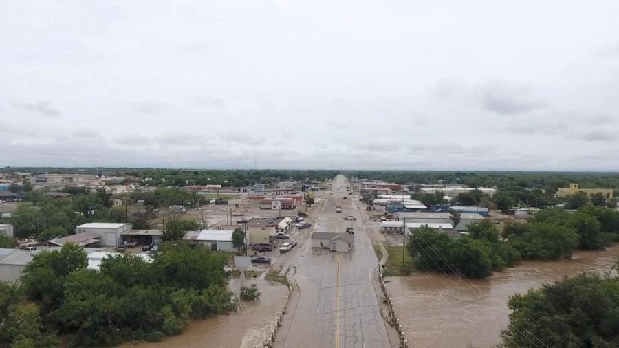 USA-WEATHER/TEXAS-FLOODING Pemandangan drone sebuah rumah yang tersapu banjir di sepanjang jalan setelah hujan deras yang mengakibatkan banjir bandang di sepanjang Sungai Concho di San Angelo, Texas, AS, 4 Juli 2025, dalam tangkapan layar yang diperoleh dari video media sosial. Patrick Keely/via REUTERS