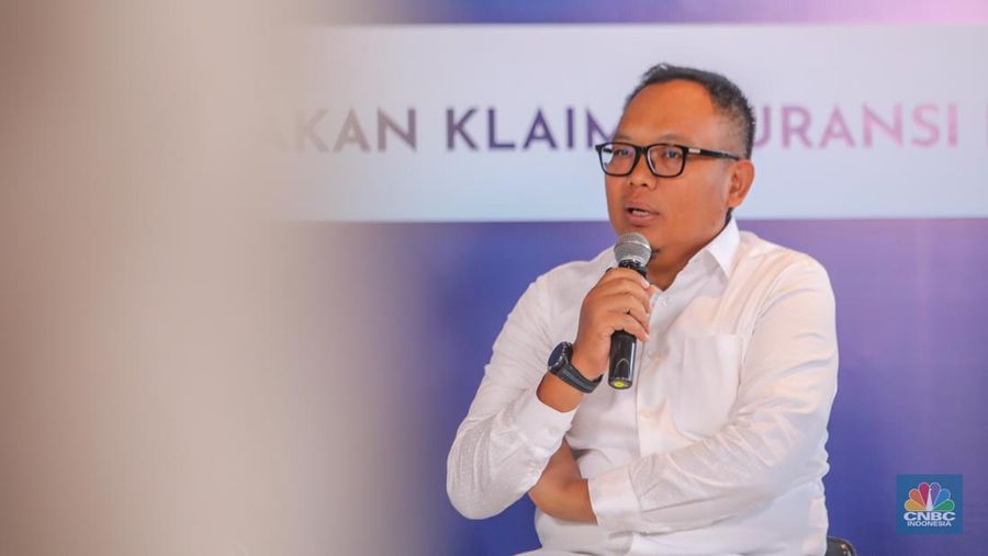 Anggota Dewan Penasihat Asosiasi Asuransi Syariah Indonesia (AASI), Tatang Nurhidayat menyampaikan paparan dalam acara Insurance Forum 2025 di Jakarta, Senin (14/7/2025). (CNBC Indonesia/Faisal Rahman)