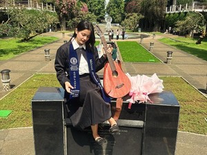 Bikin Gitar Rotan, Tugas Akhir Aruma Terbaik Seangkatan