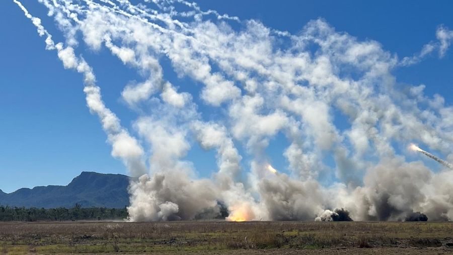 Roket HIMARS ditembakkan oleh pasukan pertahanan Australia, AS, dan Singapura sebagai bagian dari latihan perang gabungan Talisman Sabre 2025, di Shoalwater Bay, Queensland, Australia, 14 Juli 2025. REUTERS/Kirsty Needham