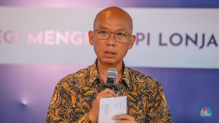 Direktur Utama PT Reasuransi Maipark Indonesia, Kocu A. Hutagalung menyampaikan paparan dalam acara Insurance Forum 2025 di Jakarta, Senin (14/7/2025). (CNBC Indonesia/Faisal Rahman)
