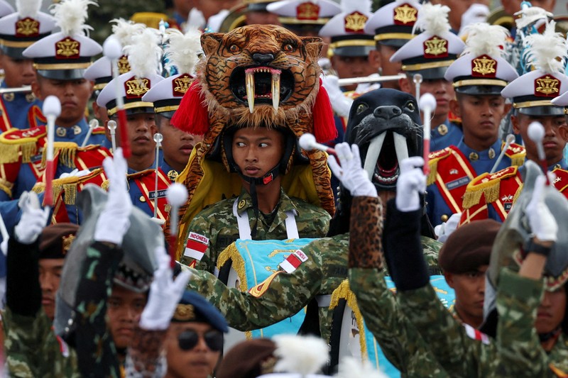 Presiden Prancis Emmanuel Macron, istrinya Brigitte Macron, Presiden Indonesia Prabowo Subianto, Emir Kuwait Sheikh Mishal Al-Ahmad Al-Jaber Al-Sabah, dan anggota pemerintahan Prancis menghadiri parade militer tahunan Hari Bastille di Place de la Concorde di Paris, Prancis, 14 Juli 2025. REUTERS/Abdul Saboor