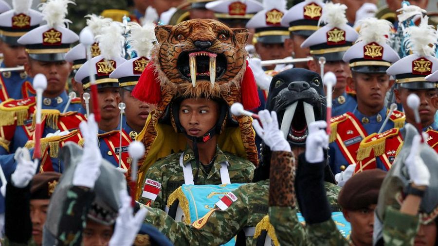 Presiden Prancis Emmanuel Macron, istrinya Brigitte Macron, Presiden Indonesia Prabowo Subianto, Emir Kuwait Sheikh Mishal Al-Ahmad Al-Jaber Al-Sabah, dan anggota pemerintahan Prancis menghadiri parade militer tahunan Hari Bastille di Place de la Concorde di Paris, Prancis, 14 Juli 2025. REUTERS/Abdul Saboor