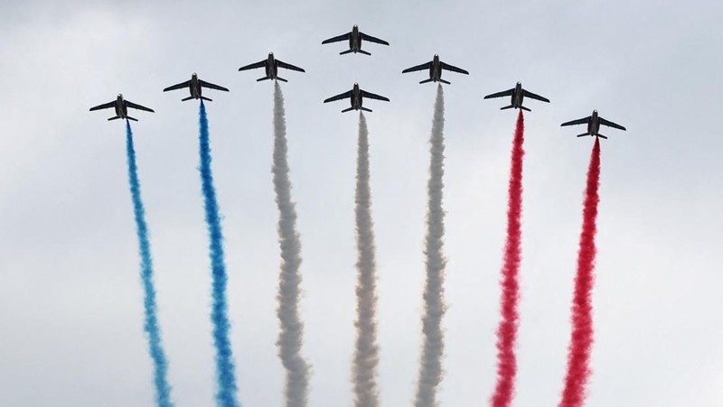 Presiden Prancis Emmanuel Macron, istrinya Brigitte Macron, Presiden Indonesia Prabowo Subianto, Emir Kuwait Sheikh Mishal Al-Ahmad Al-Jaber Al-Sabah, dan anggota pemerintahan Prancis menghadiri parade militer tahunan Hari Bastille di Place de la Concorde di Paris, Prancis, 14 Juli 2025. REUTERS/Abdul Saboor