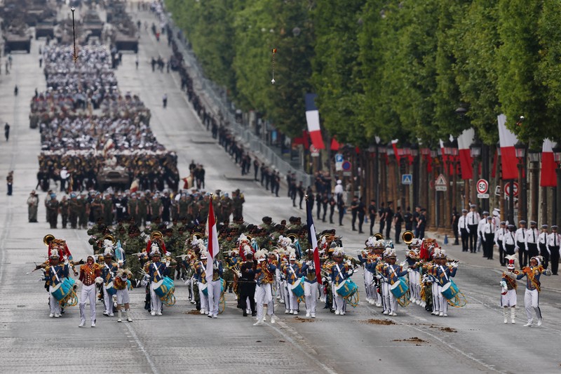 Presiden Prancis Emmanuel Macron, istrinya Brigitte Macron, Presiden Indonesia Prabowo Subianto, Emir Kuwait Sheikh Mishal Al-Ahmad Al-Jaber Al-Sabah, dan anggota pemerintahan Prancis menghadiri parade militer tahunan Hari Bastille di Place de la Concorde di Paris, Prancis, 14 Juli 2025. REUTERS/Abdul Saboor