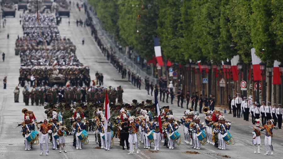 Presiden Prancis Emmanuel Macron, istrinya Brigitte Macron, Presiden Indonesia Prabowo Subianto, Emir Kuwait Sheikh Mishal Al-Ahmad Al-Jaber Al-Sabah, dan anggota pemerintahan Prancis menghadiri parade militer tahunan Hari Bastille di Place de la Concorde di Paris, Prancis, 14 Juli 2025. REUTERS/Abdul Saboor