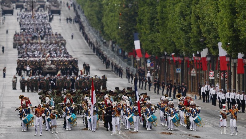 Presiden Prancis Emmanuel Macron, istrinya Brigitte Macron, Presiden Indonesia Prabowo Subianto, Emir Kuwait Sheikh Mishal Al-Ahmad Al-Jaber Al-Sabah, dan anggota pemerintahan Prancis menghadiri parade militer tahunan Hari Bastille di Place de la Concorde di Paris, Prancis, 14 Juli 2025. REUTERS/Abdul Saboor