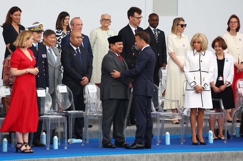 FRANCE-NATIONALDAY/PARADE Presiden Prancis Emmanuel Macron, istrinya Brigitte Macron, Presiden Indonesia Prabowo Subianto, Emir Kuwait Sheikh Mishal Al-Ahmad Al-Jaber Al-Sabah, dan anggota pemerintahan Prancis menghadiri parade militer tahunan Hari Bastille di Place de la Concorde di Paris, Prancis, 14 Juli 2025. REUTERS/Abdul Saboor