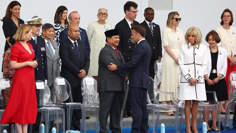 Presiden Prancis Emmanuel Macron, istrinya Brigitte Macron, Presiden Indonesia Prabowo Subianto, Emir Kuwait Sheikh Mishal Al-Ahmad Al-Jaber Al-Sabah, dan anggota pemerintahan Prancis menghadiri parade militer tahunan Hari Bastille di Place de la Concorde di Paris, Prancis, 14 Juli 2025. REUTERS/Abdul Saboor