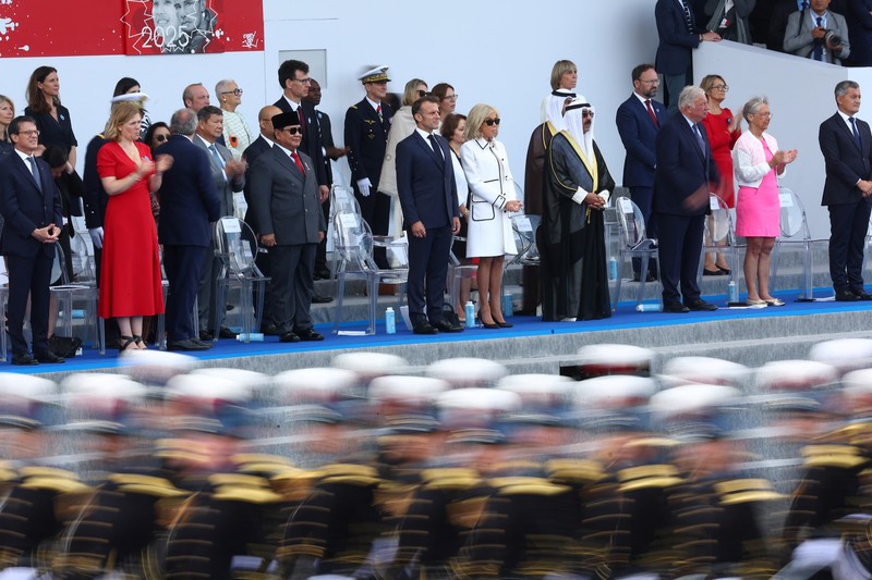 Presiden Prancis Emmanuel Macron, istrinya Brigitte Macron, Presiden Indonesia Prabowo Subianto, Emir Kuwait Sheikh Mishal Al-Ahmad Al-Jaber Al-Sabah, dan anggota pemerintahan Prancis menghadiri parade militer tahunan Hari Bastille di Place de la Concorde di Paris, Prancis, 14 Juli 2025. REUTERS/Abdul Saboor