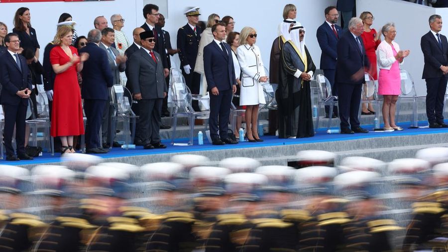 Presiden Prancis Emmanuel Macron, istrinya Brigitte Macron, Presiden Indonesia Prabowo Subianto, Emir Kuwait Sheikh Mishal Al-Ahmad Al-Jaber Al-Sabah, dan anggota pemerintahan Prancis menghadiri parade militer tahunan Hari Bastille di Place de la Concorde di Paris, Prancis, 14 Juli 2025. REUTERS/Abdul Saboor
