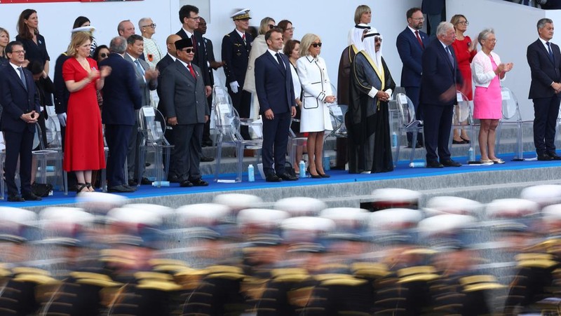Presiden Prancis Emmanuel Macron, istrinya Brigitte Macron, Presiden Indonesia Prabowo Subianto, Emir Kuwait Sheikh Mishal Al-Ahmad Al-Jaber Al-Sabah, dan anggota pemerintahan Prancis menghadiri parade militer tahunan Hari Bastille di Place de la Concorde di Paris, Prancis, 14 Juli 2025. REUTERS/Abdul Saboor