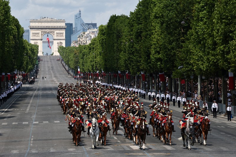 Presiden Prancis Emmanuel Macron, istrinya Brigitte Macron, Presiden Indonesia Prabowo Subianto, Emir Kuwait Sheikh Mishal Al-Ahmad Al-Jaber Al-Sabah, dan anggota pemerintahan Prancis menghadiri parade militer tahunan Hari Bastille di Place de la Concorde di Paris, Prancis, 14 Juli 2025. REUTERS/Abdul Saboor