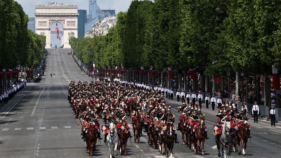 Presiden Prancis Emmanuel Macron, istrinya Brigitte Macron, Presiden Indonesia Prabowo Subianto, Emir Kuwait Sheikh Mishal Al-Ahmad Al-Jaber Al-Sabah, dan anggota pemerintahan Prancis menghadiri parade militer tahunan Hari Bastille di Place de la Concorde di Paris, Prancis, 14 Juli 2025. REUTERS/Abdul Saboor