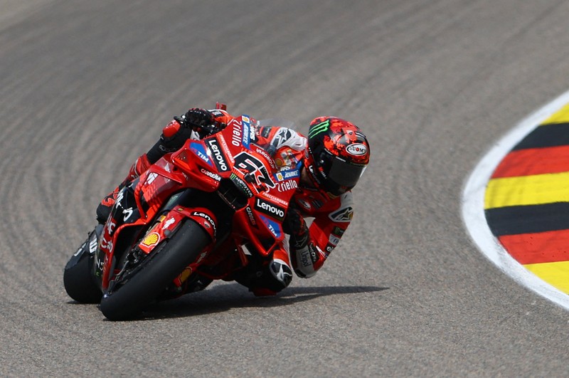 Marc Marquez merayakan kemenangan di MotoGP Jerman dengan selebrasi pacu jalur yang diviralkan oleh anak asal Indonesia, Rayyan Arkhan Dika. Marc Marquez merayakan kemenangan di MotoGP Jerman dengan selebrasi pacu jalur yang diviralkan oleh anak asal Indonesia, Rayyan Arkhan Dika. (Instagram/marcmarquez93)